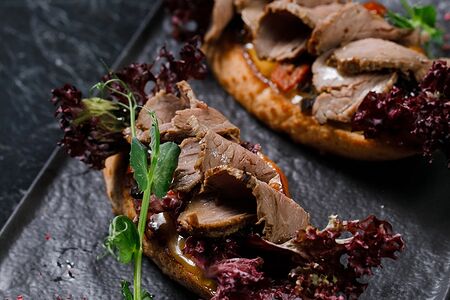 Тапас с ростбифом и вялеными томатами