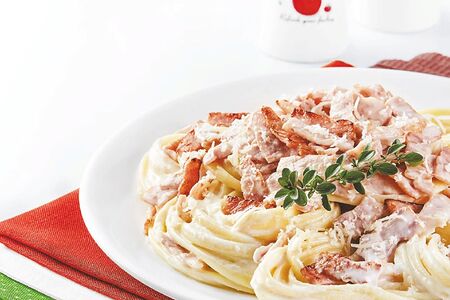 Паста Карбонара с сыром и беконом в сливочном соусе