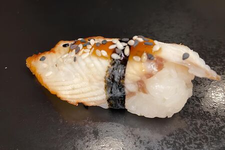 Классические суши с угрём