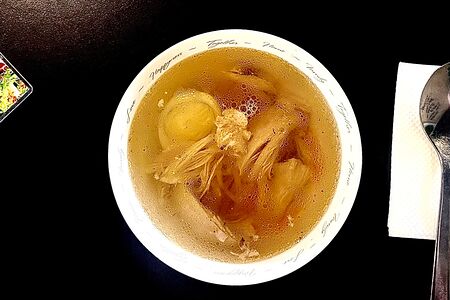 Домашний супчик на основе куриного бульона с вермишелью