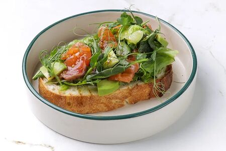 Тост с лососем и авокадо с медово-горчичным соусом