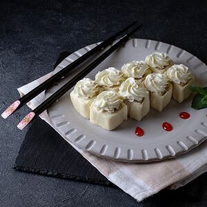 Сладкий ролл с персиком