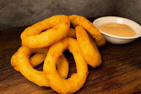 Луковые кольца с соусом коктейль