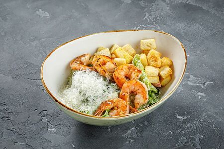 Салат Цезарь с тигровыми креветками