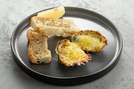 Импортная устрица, запеченная под соусом дорблю