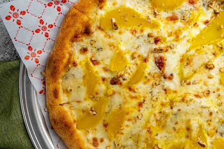 Пицца с грушей и горгонзолой