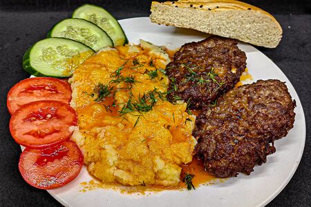 Пюре с котлетой