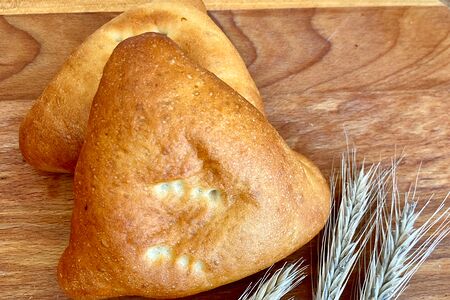 Пирожок с капустой и яйцом