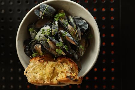 Мидии в сливочно-лимонном соусе с чиабаттой из нашей дровяной печи