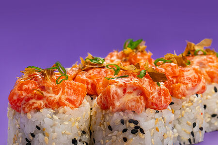 Ролл с лососем и Кимчи Майо