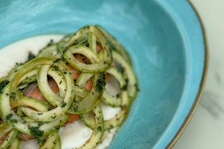 Стейк лосось с шпинатом и цукини