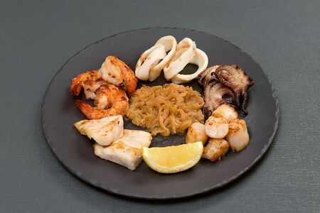 Ассорти из жареных морепродуктов