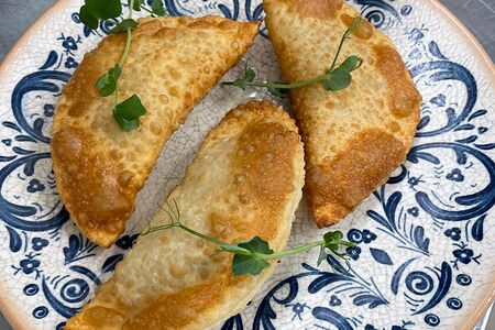 Мини-чебуречки с домашним сыром и зеленью