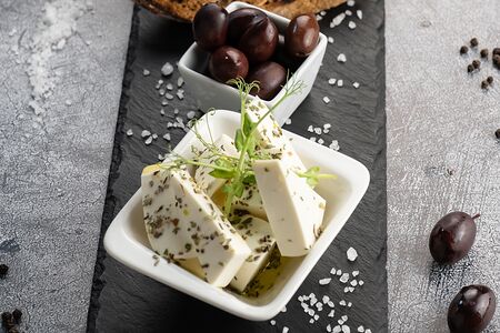Греческий сыр с тостами и оливками