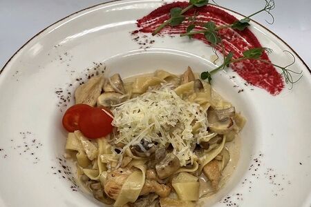 Паста с курицей и грибами