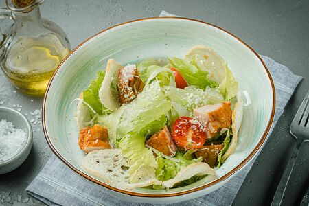 Салат Цезарь с цыпленком