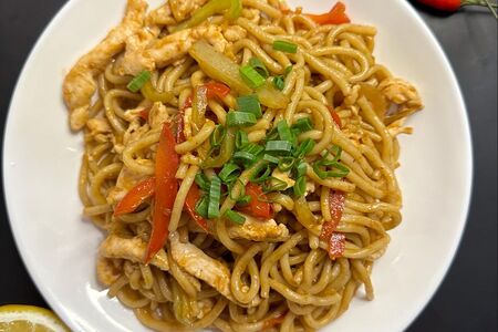 Жареная лапша с курицей