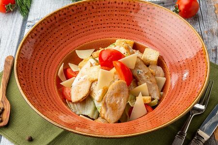 Салат Цезарь с курицей