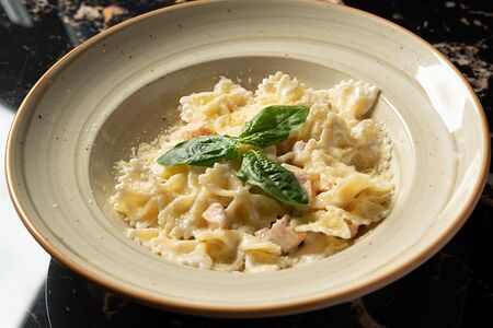 Фарфалле с лососем