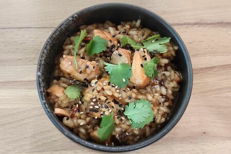 Азиатский жареный рис с лососем