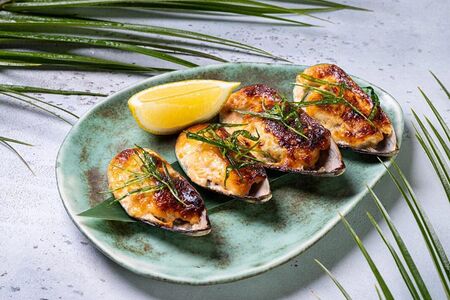 Мидии запечённые с пармезаном 