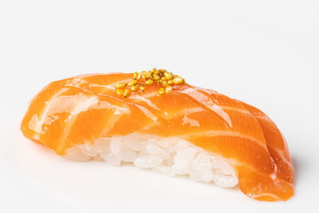 Суши с лососем и соусом из лемонграсса