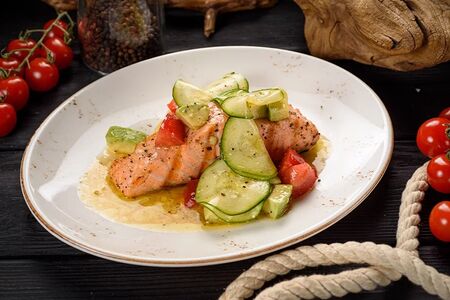 Стейк лосося с авокадо, томатами и цукини