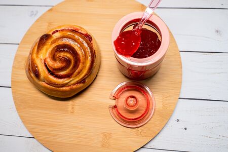 Булочка с малиной