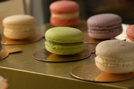 Макарон фисташка и малина