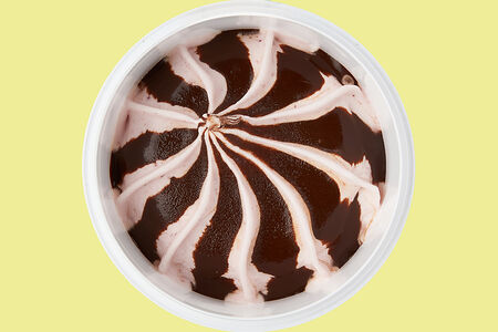 Мороженое Вишня с шоколадным соусом