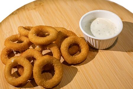 Луковые кольца с соусом Блю-Чиз