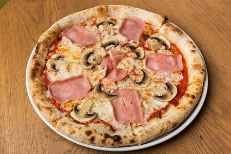 Пицца с ветчиной и грибами