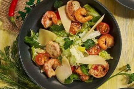 Салат Цезарь с креветками
