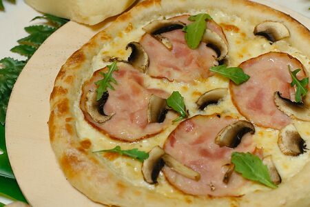 Пицца с ветчиной и грибами
