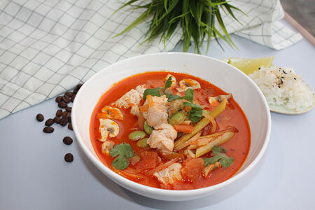 Том Ям с курицей и кальмаром