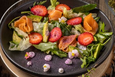 Зеленый салат с лососем, авокадо и клубникой со сливочным муссом