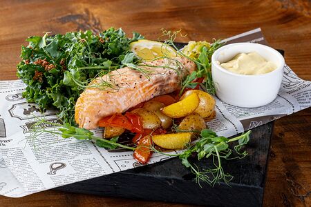 Стейк из лосося с молодым картофелем и овощами