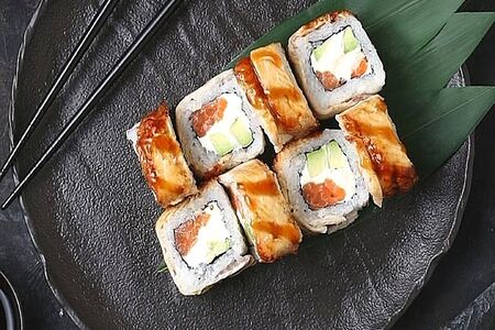 Ролл Канада с угрем и лососем