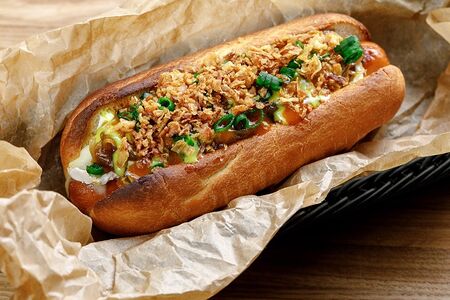 Хот-дог с сыром бри