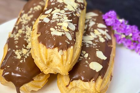 Эклер с заварным кремом