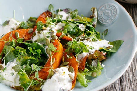 Салат с печеной тыквой и страчателлой