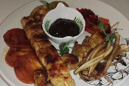 Шашлык из свинины с фокачча и маринованным луком