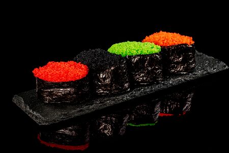 Гункан с красной икрой летучей рыбы