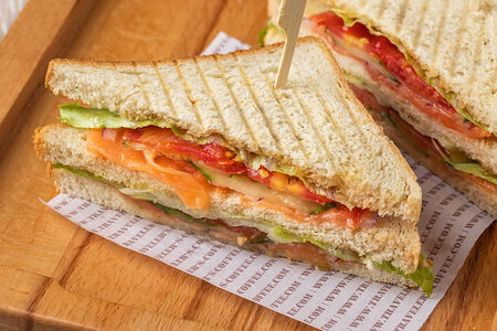 Сэндвич-клаб с лососем и овощами