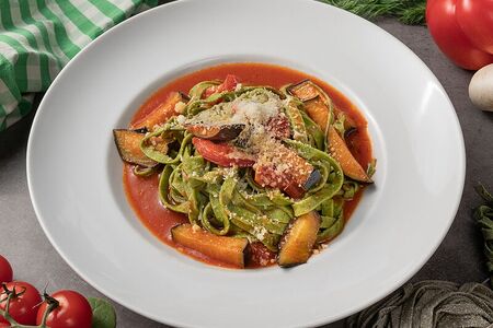 Тальятелле верде с томатами и баклажанами