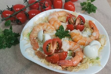 Салат цезарь с тигровыми креветками