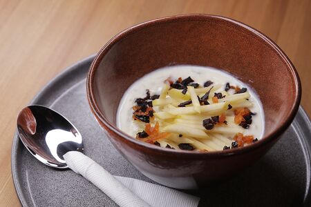 Каша овсяная на кокосовом молоке с сухофруктами и яблоком