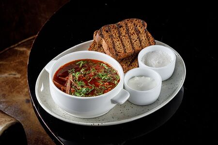 Домашний борщ со сметаной, салом и бородинским хлебом