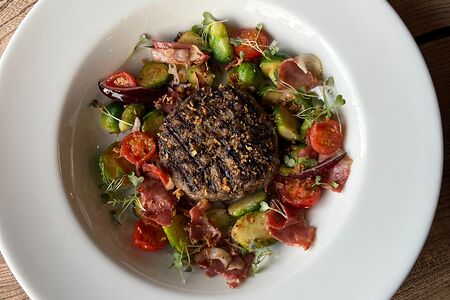 Бифштекс из телятины с жареной брюссельской капустой и беконом