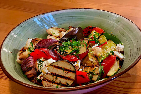 Hot салат с овощами гриль